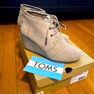 NEW IN BOX Toms Desert Wedge size 6 taupe suede